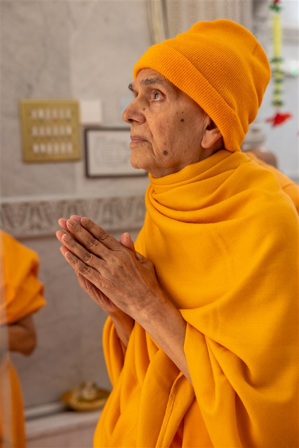 Swamishri engrossed in the darshan of Ghanshyam Maharaj