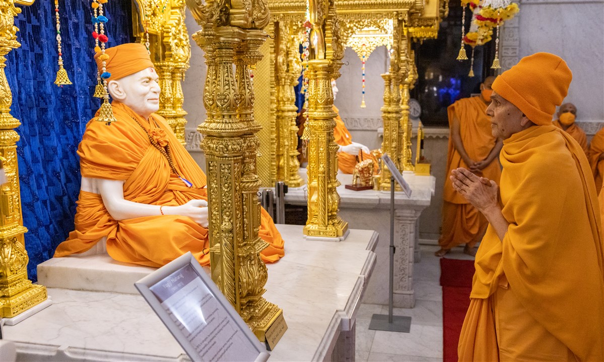 Swamishri engrossed in the darshan of Yogiji Maharaj