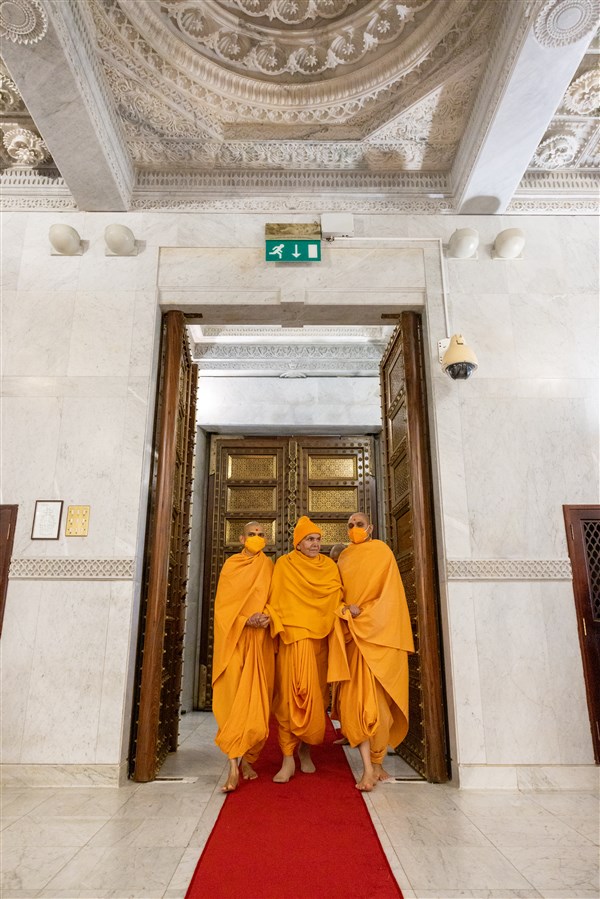 Swamishri enters the upper sanctum