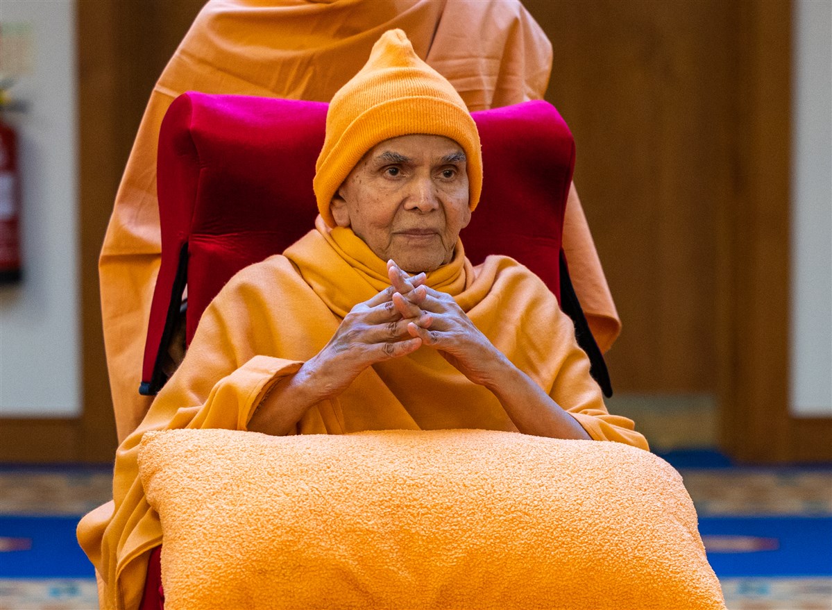 Param Pujya Mahant Swami Maharaj greets the swamis and sadhaks with folded hands in the morning