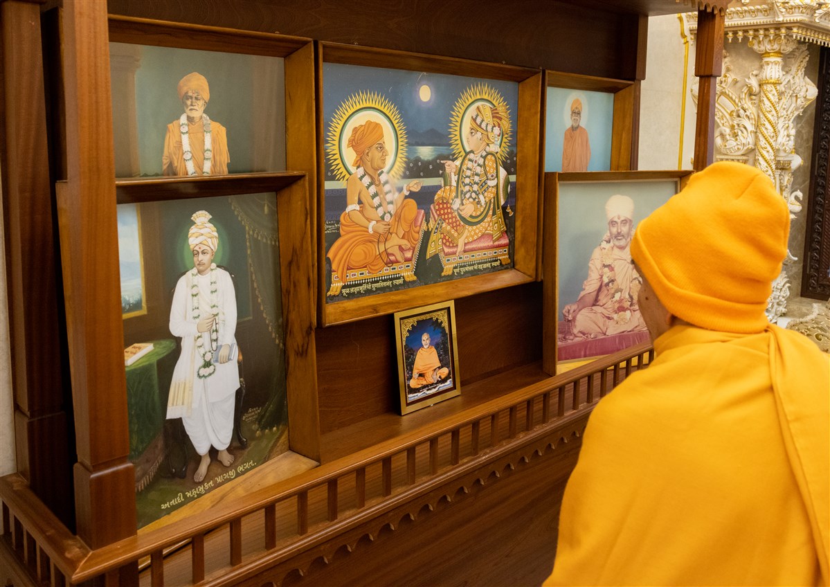 Swamishri observes the sanctified murtis of the mandir in Islington inaugurated by Yogiji Maharaj in 1970<br>For more photos and a documentary about the mandir’s history, please click <a href='https://www.baps.org/News/2020/Yogiji-Maharaj-in-the-UK-50th-Anniversary-Celebrations-18895.aspx' target='blank' style='text-decoration:underline; color:blue;'>here</a>