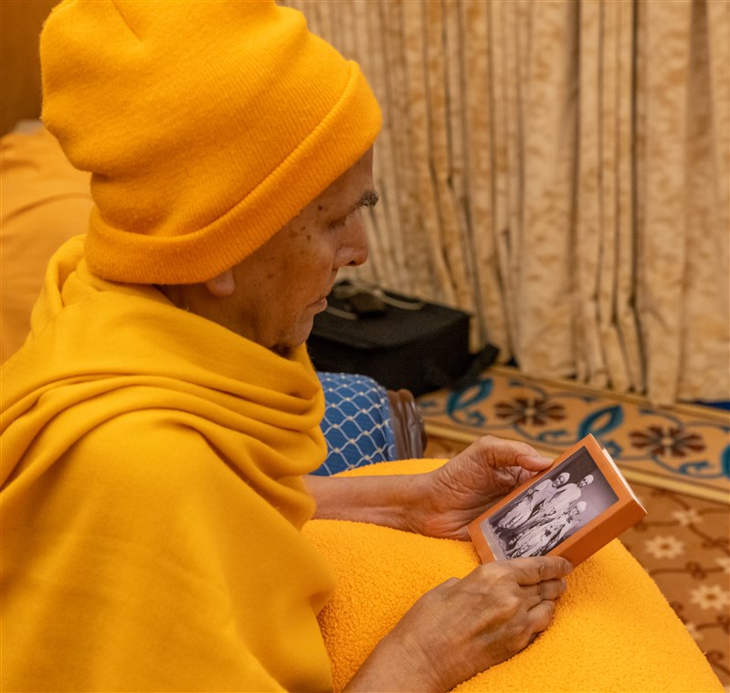Swamishri observes the murtis after reading the Shikshapatri and Satsang Diksha