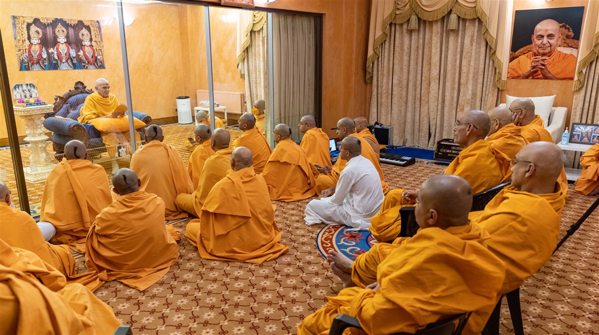 Swamishri addresses the swamis and sadhaks in the morning assembly