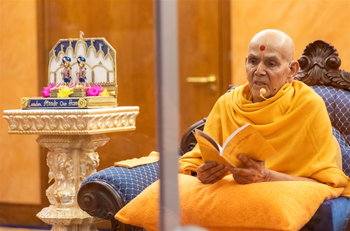 Swamishri blesses the morning assembly by elaborating upon the words of Pramukh Swami Maharaj