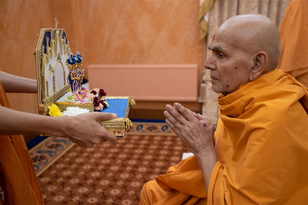 Swamishri engrossed in the darshan of Thakorji