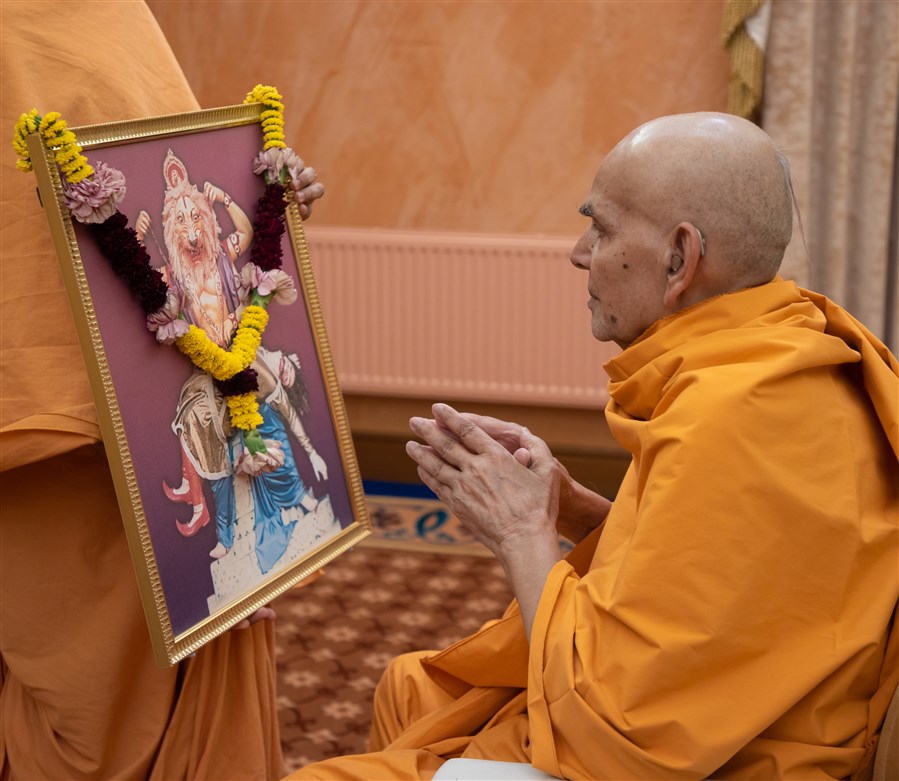 Swamishri pays his respects to Nrusinh Bhagwan on the occasion of Nrusinh Jayanti