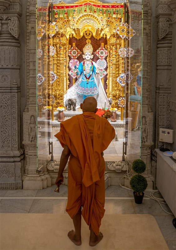 Sadguru Tyagvallabhdas Swami performs the arti to Ghanshyam Maharaj