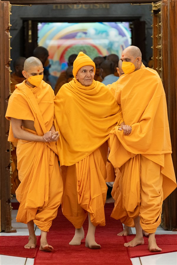 Param Pujya Mahant Swami Maharaj on his way to the Nilkanth Varni Abhishek Mandap