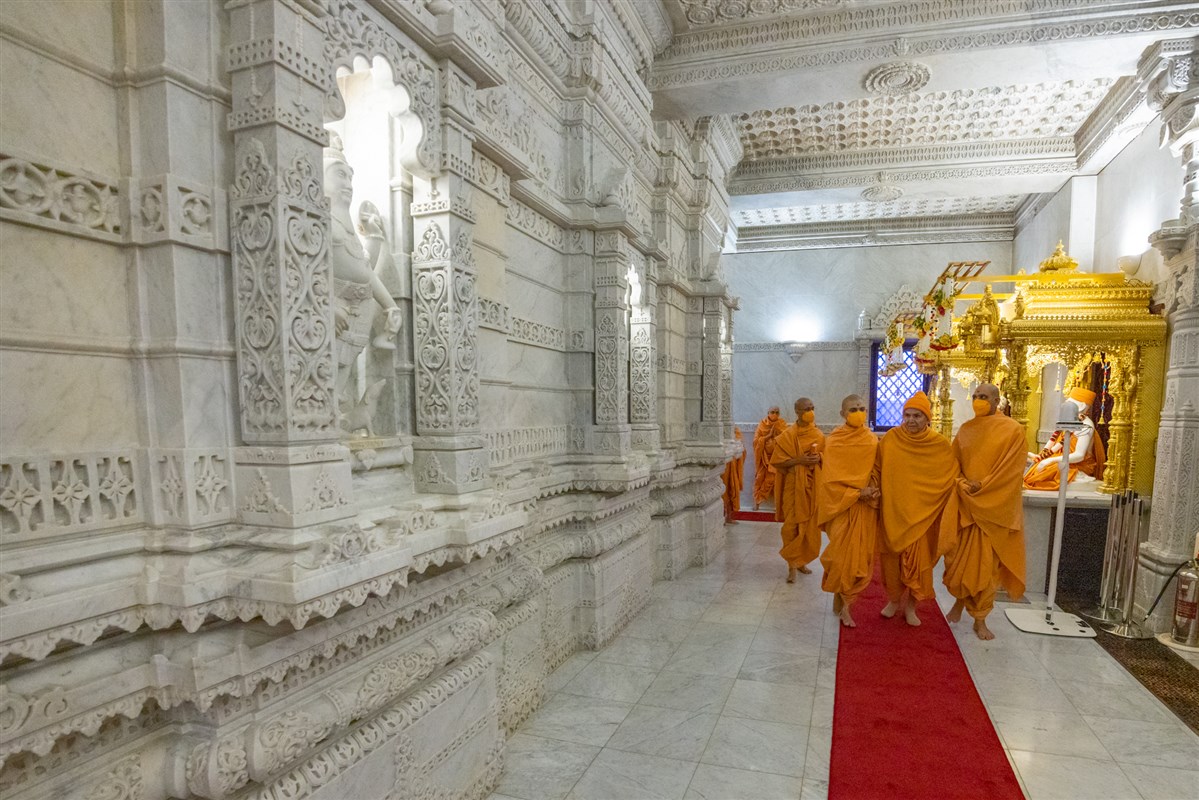 Swamishri on his way to perform his morning puja