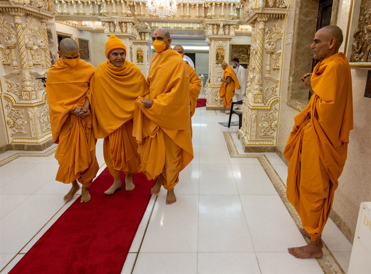 Swamishri acknowledges Anandswarupdas Swami in the abhishek mandap