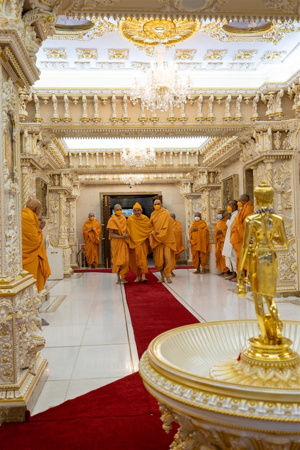 Swamishri enters the abhishek mandap