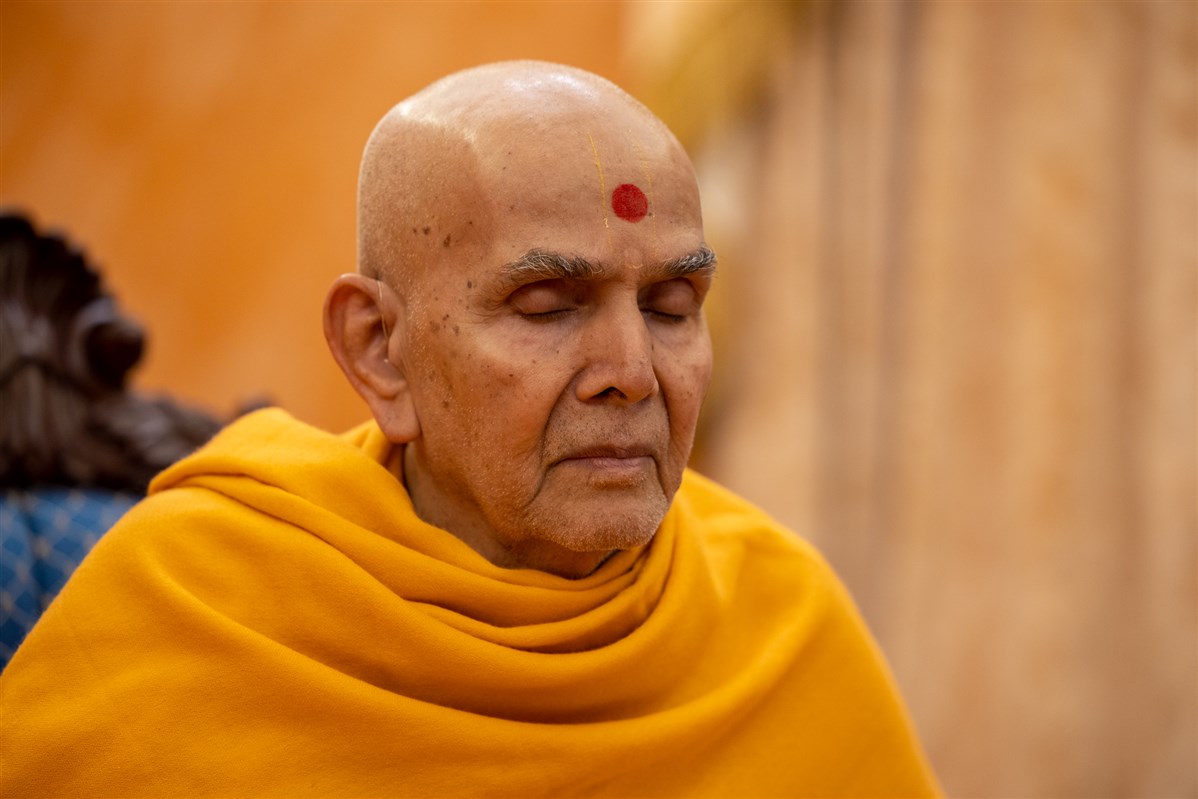 Swamishri engrossed in meditation during his puja