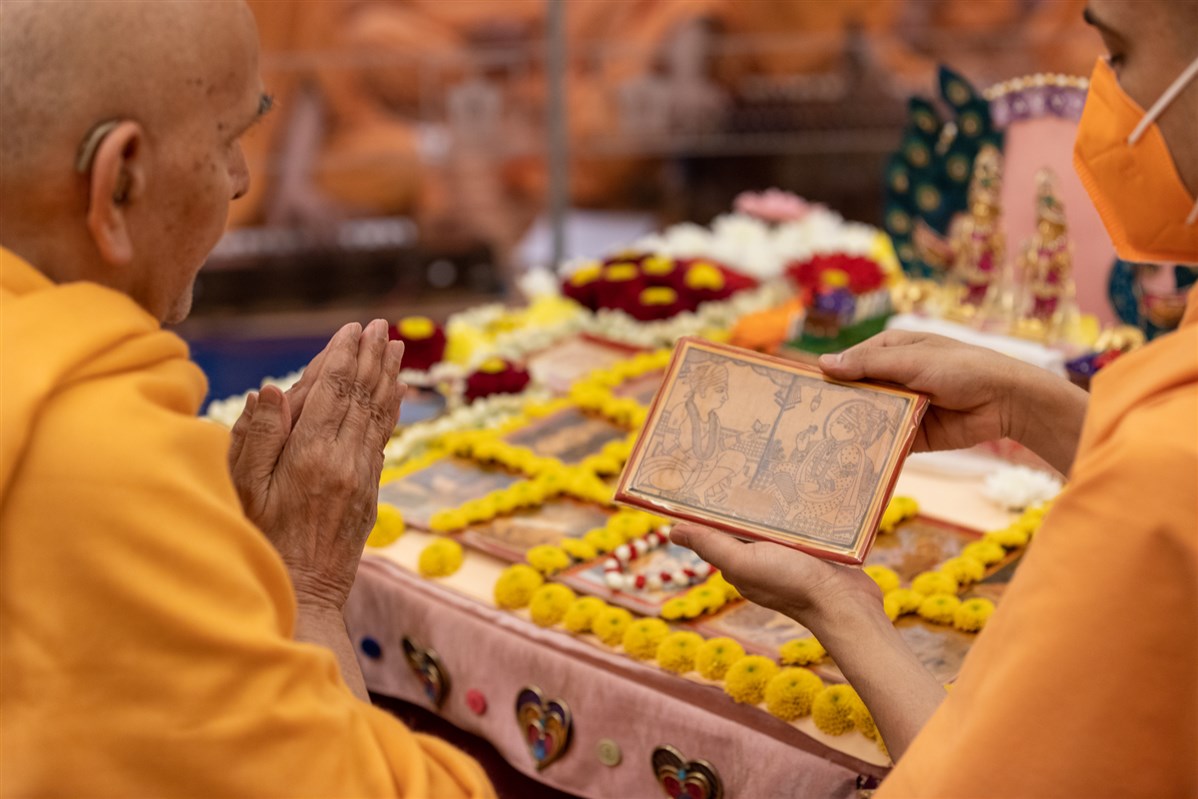 Swamishri offers his reverence to the murtis