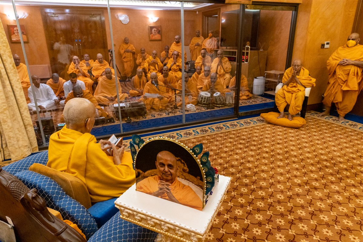 Swamishri reads the Shikshapatri and Satsang Diksha