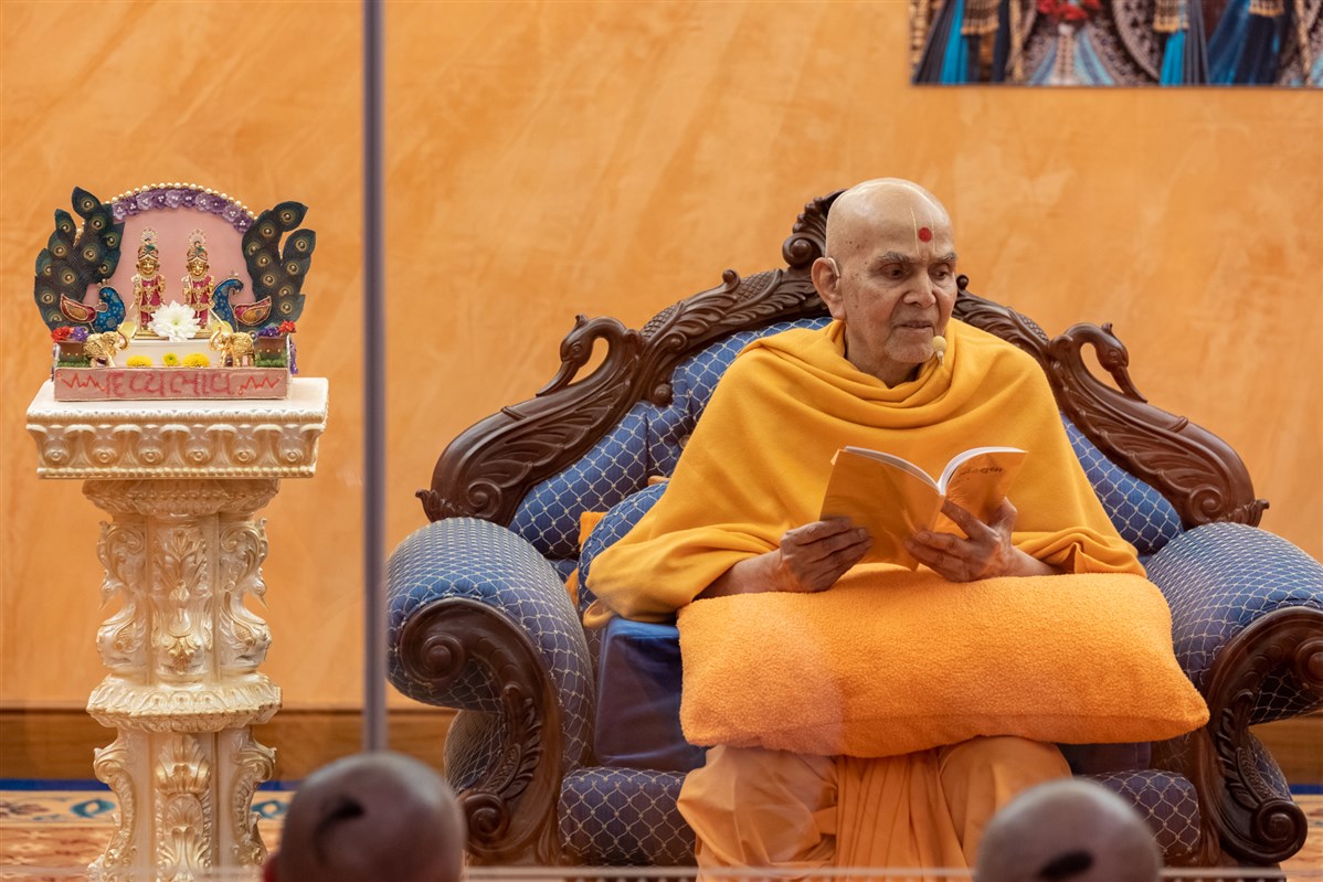 Swamishri delivers the morning discourse to the swamis and sadhaks