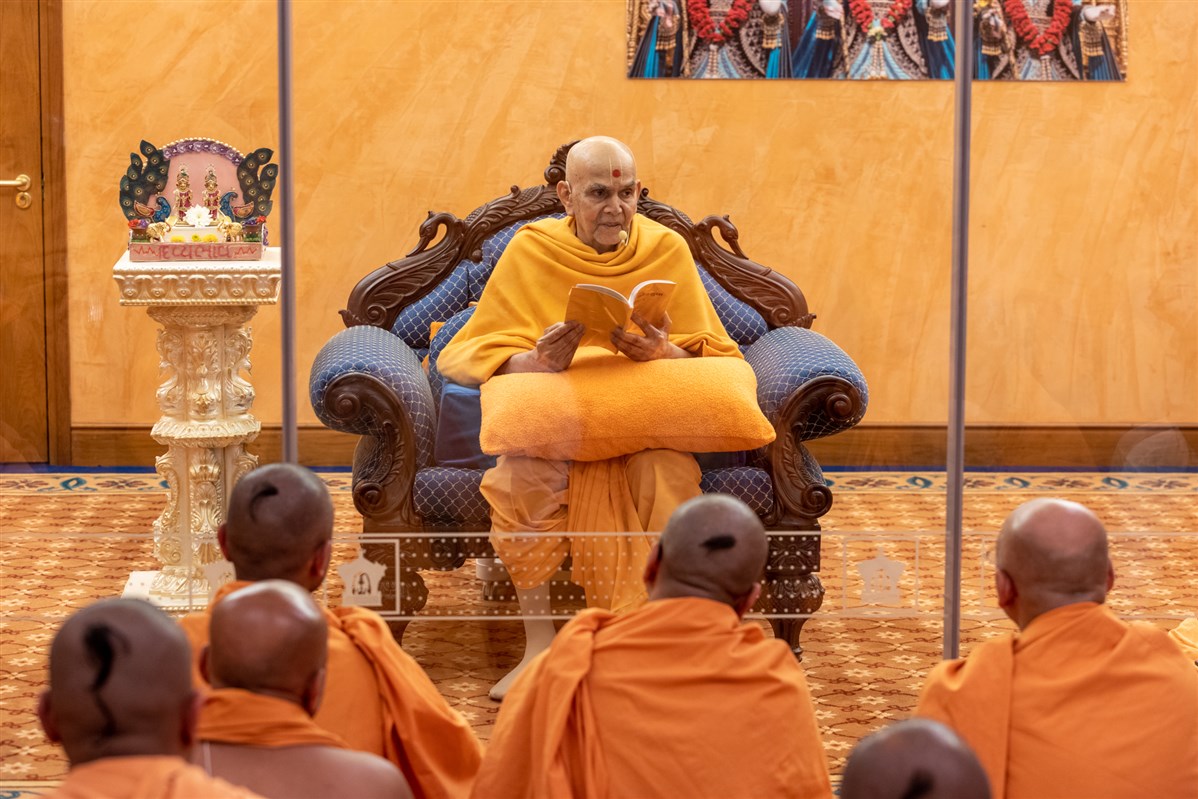 Swamishri blesses the swamis and sadhaks in the morning assembly