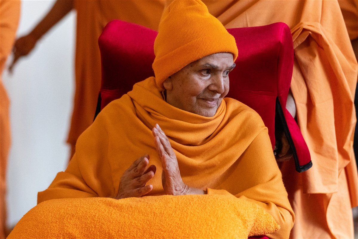 Swamishri warmly observes the devotees