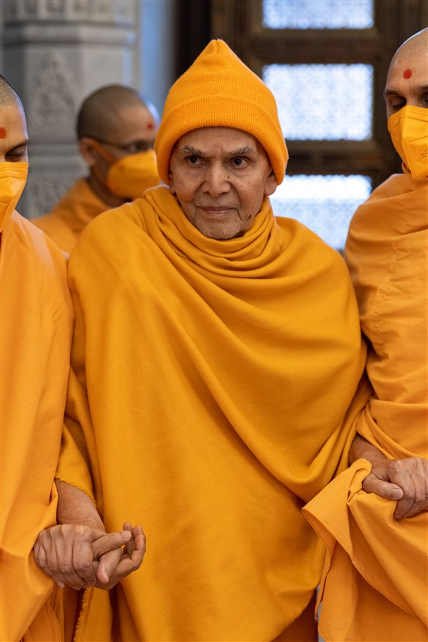 Swamishri arrives in the upper sanctum