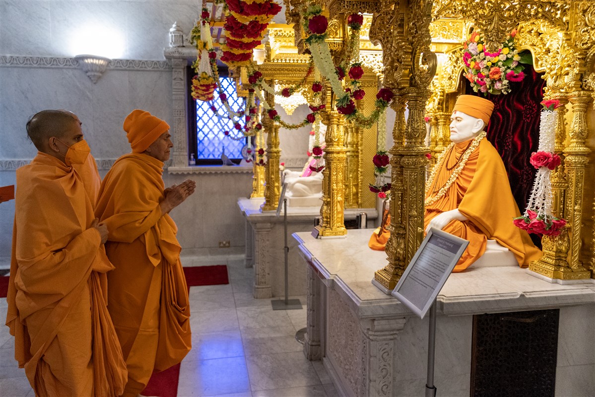 Swamishri engrossed in the darshan of Shastriji Maharaj
