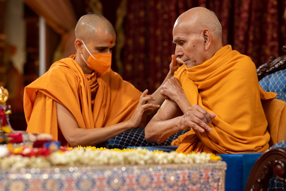 Swamishri commences his morning puja by applying a tilak on his arm