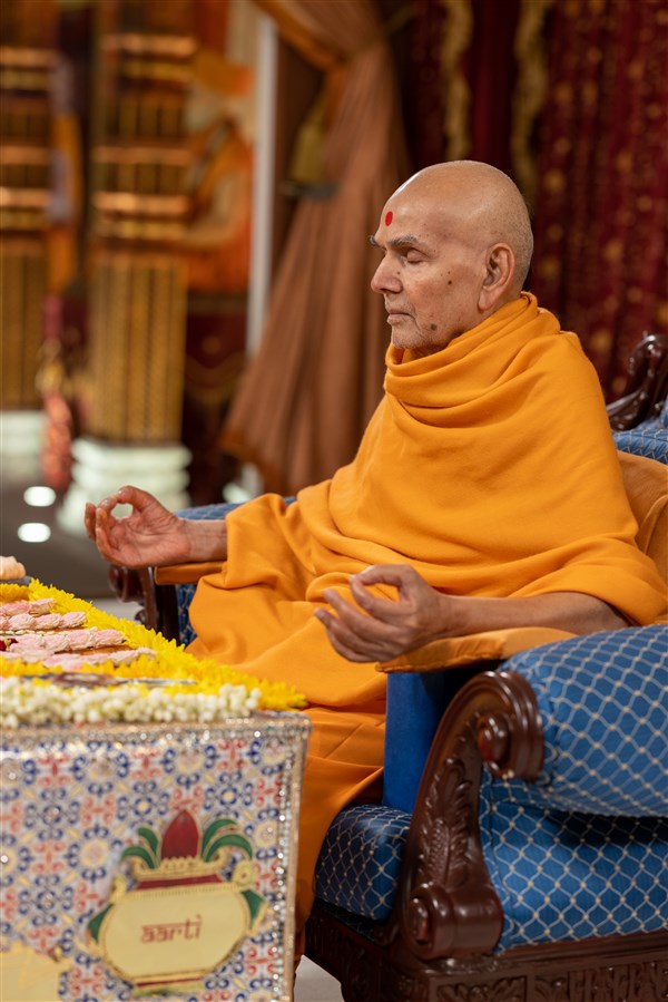 Swamishri meditating during his puja