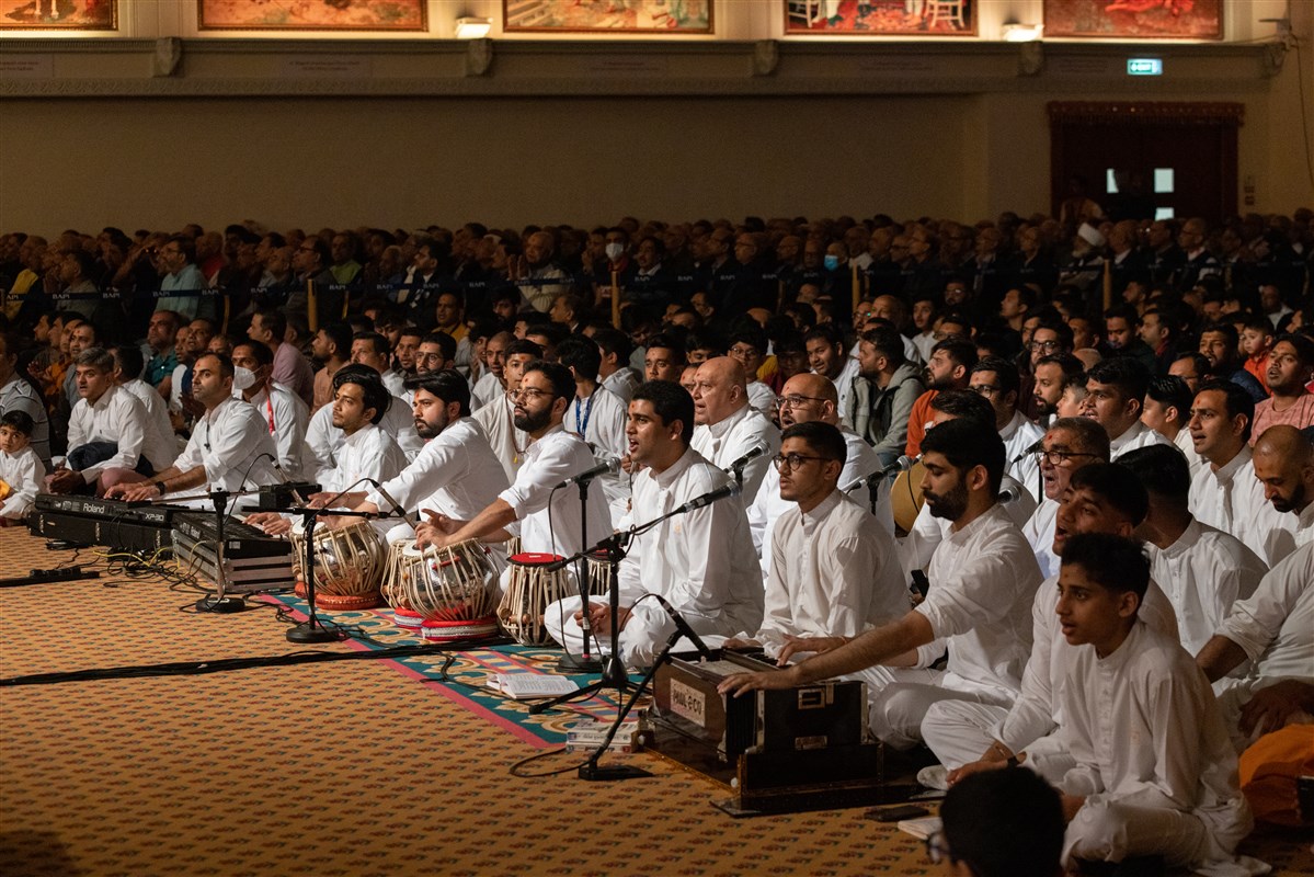 Youths from the UK and Europe sing kirtans during Swamishri's puja