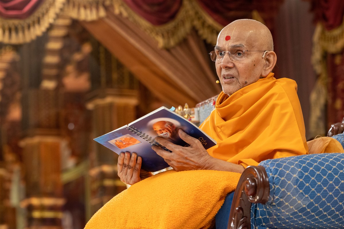 Swamishri addresses the morning assembly