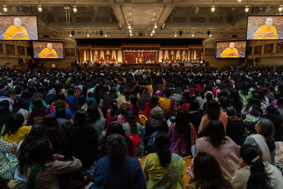 Devotees listen attentively to Swamishri's blessings