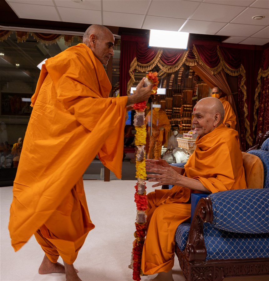 Pujya Anandswarupdas Swami honours Swamishri with garland