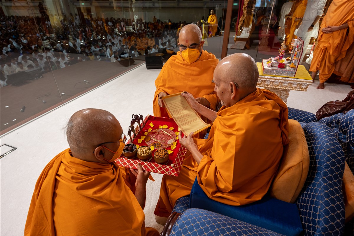 Swamishri reads the mahilas' prayer