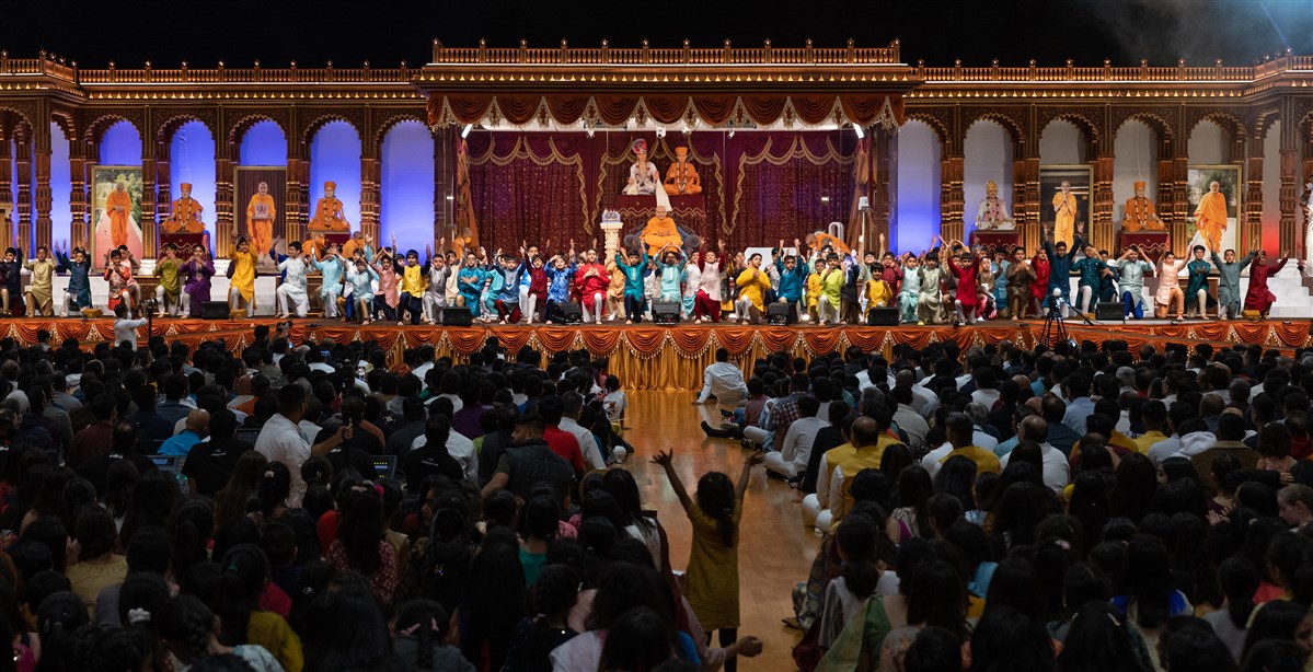 Children join in welcoming Swamishri with a devotional dance