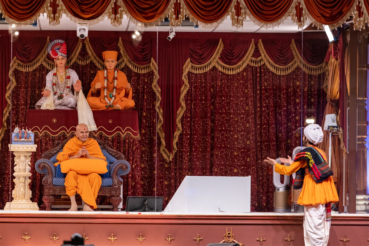 The youth proceeds to narrate the many spiritual gifts of Swamishri to the satsang fellowship...