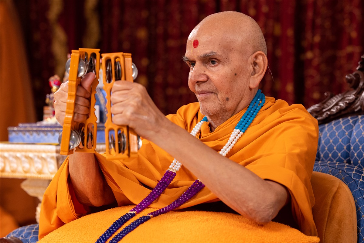 Swamishri plays the kartal as a part of the welcome assembly