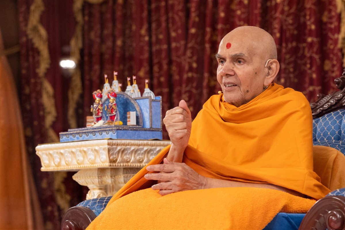 Swamishri blessed the assembly again in an interactive question-and-answer session