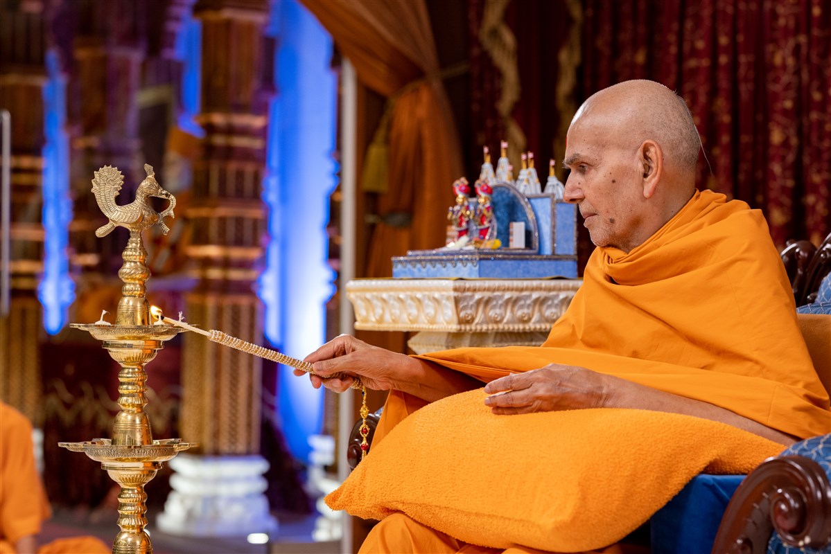Swamishri lighted a traditional lamp to bless the occasion with auspiciousness...