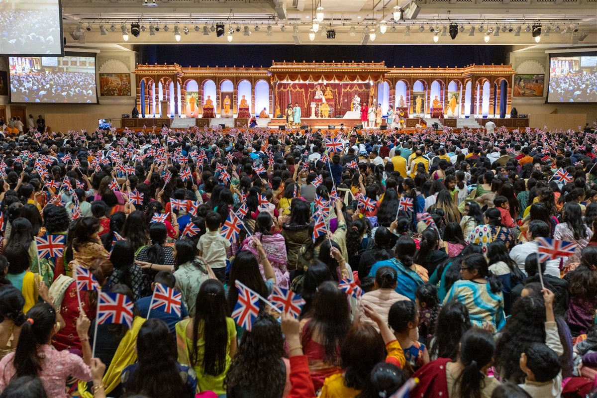 The assembly joined in prayers for peace, prosperity and harmony to prevail across the world