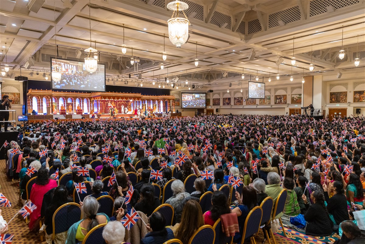 The whole congregation joined in prayers for peace and harmony to prevail across the world