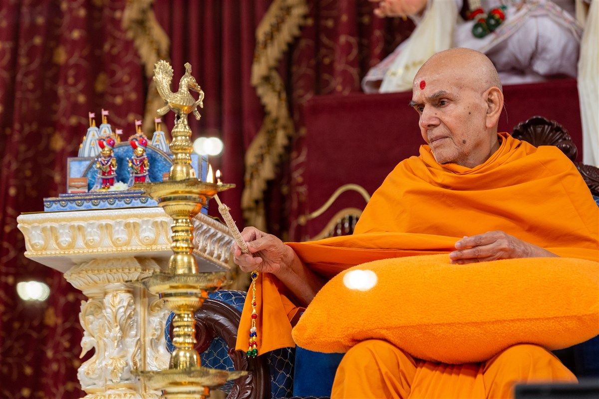 Swamishri lighted a traditional lamp to bless the occasion with auspiciousness