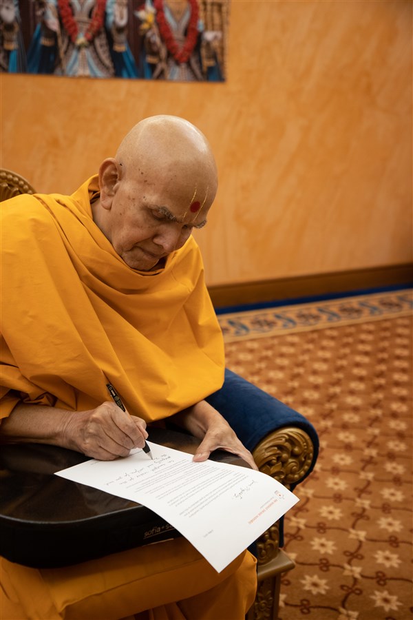 Earlier, His Holiness Mahant Swami Maharaj had written a letter to His Majesty King Charles III