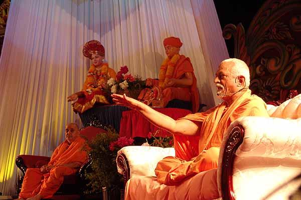 Pujya Doctor Swami addresses the assembly 