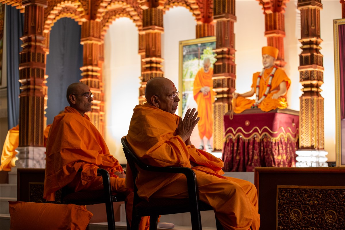 Sadguru Tyagvallabhdas Swami and Pujya Anandswarupdas Swami engrossed in Swamishi's puja darshan