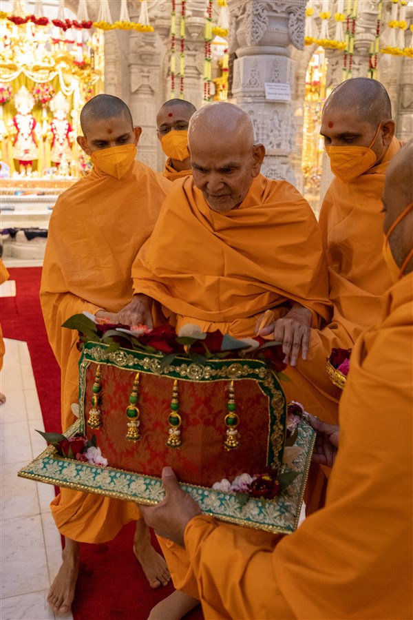 Swamishri observes a decorative bhakti offering