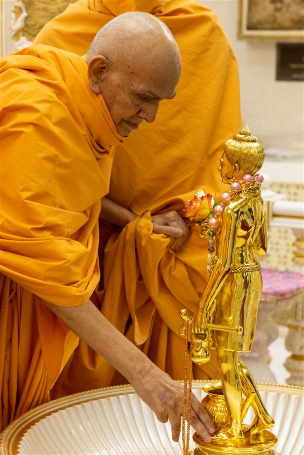 Swamishri offers his reverence to Shri Nilkanth Varni