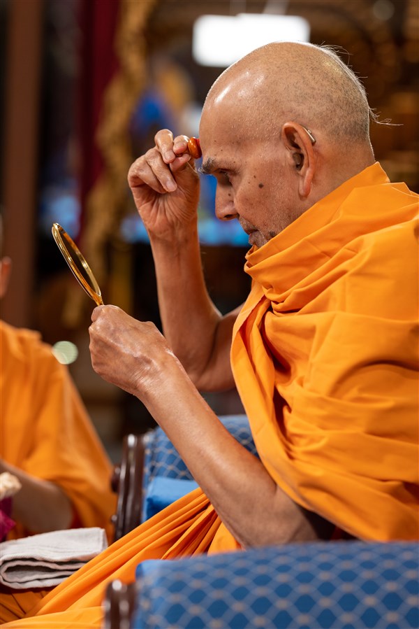 Swamishri applies a chandlo upon his forehead