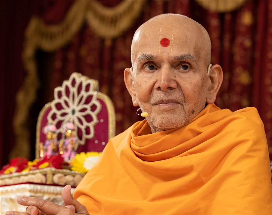 Swamishri engages in a question-and-answer session with the assembly
