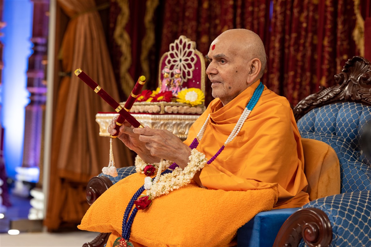 Swamishri playing with the raas sticks