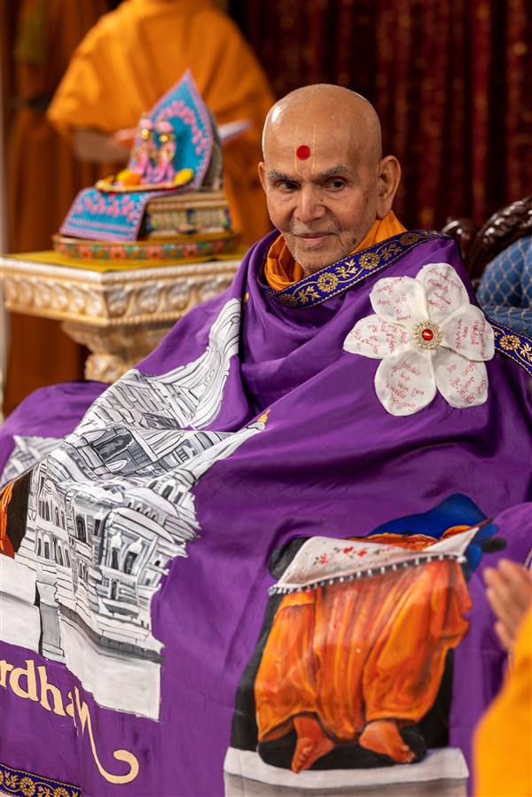Swamishri accepts the decorative shawl