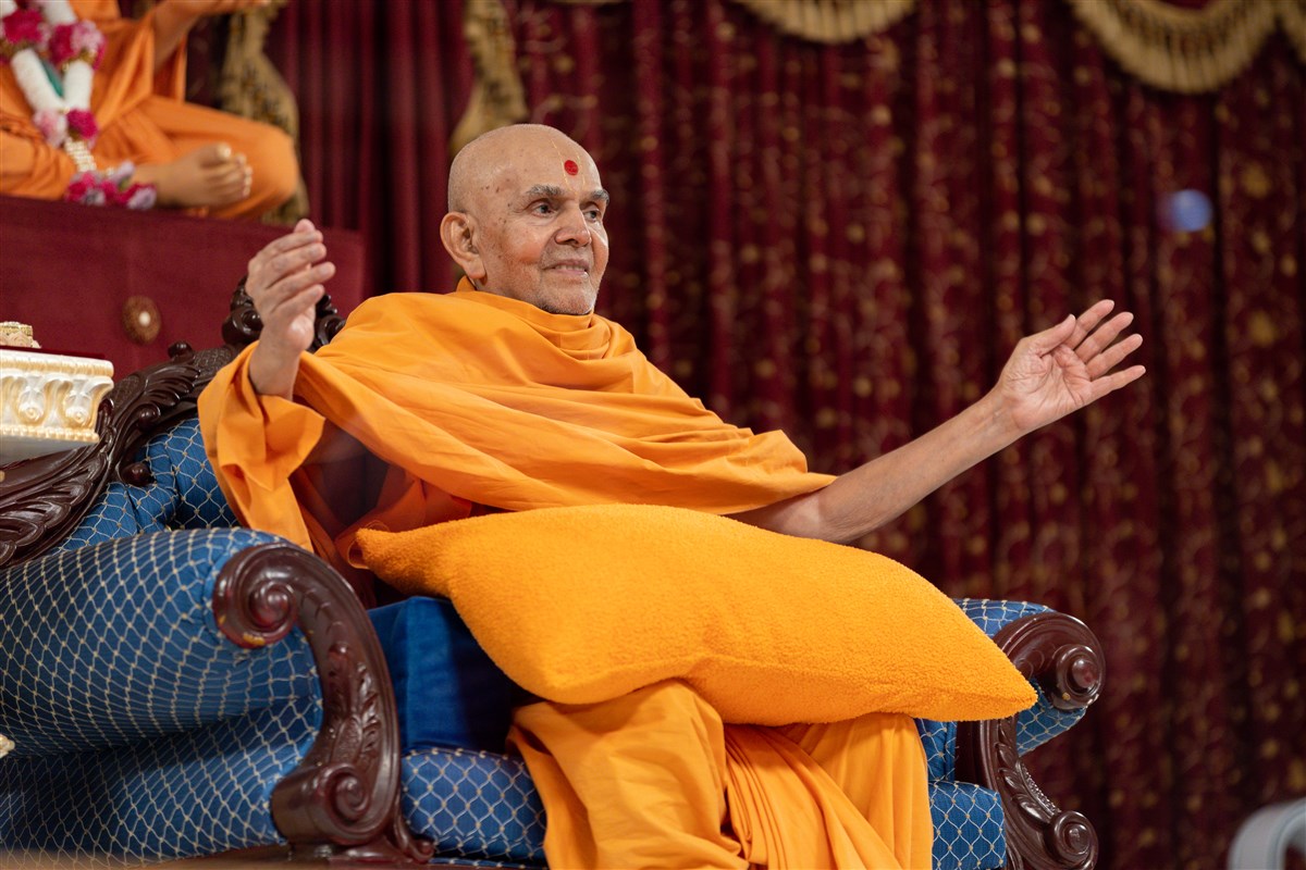 Swamishri blesses everyone in the assembly