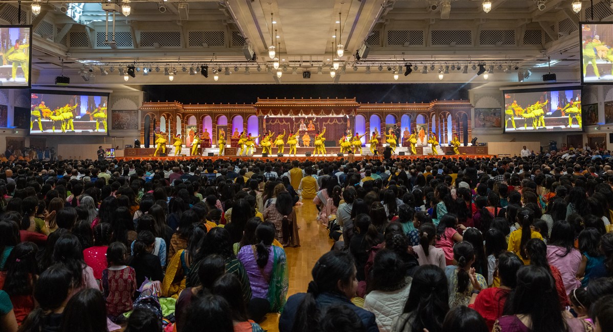 A troupe of youths welcome Swamishri with a devotional dance