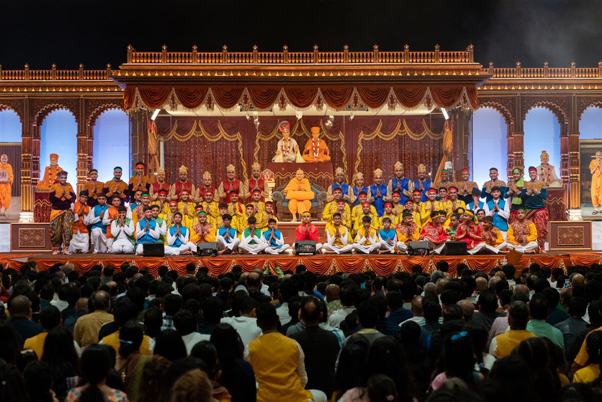 The performers enjoy a group photo with Swamishri and Shri Harikrishna Maharaj and Shri Gunatitanand Swami Maharaj